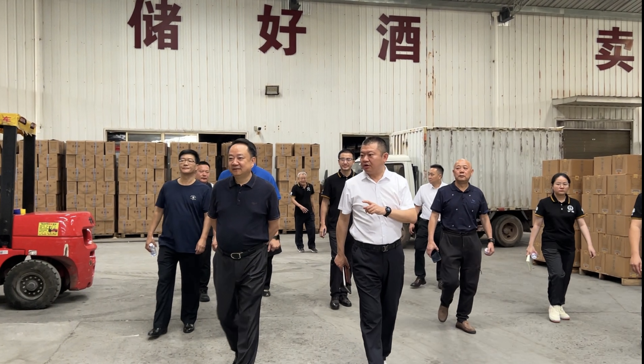熱烈歡迎四川省酒業(yè)集團(tuán)曹勇黨委書記、董事長曹勇率隊蒞臨瀘旗調(diào)研指導(dǎo)